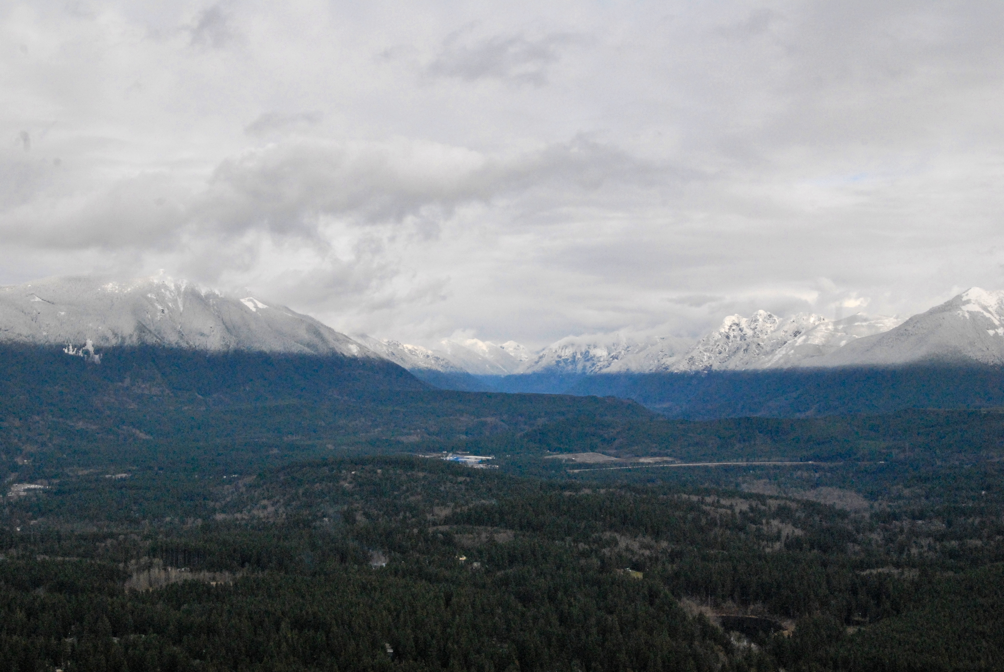Rattlesnake Ridge with a clear snow level.<br />02/02/2014 @ 13:48<br />Camera: NIKON D200<br />Lens: Tamron SP AF 28-75mm f/2.8 XR Di LD Aspherical (IF) Macro (A09)