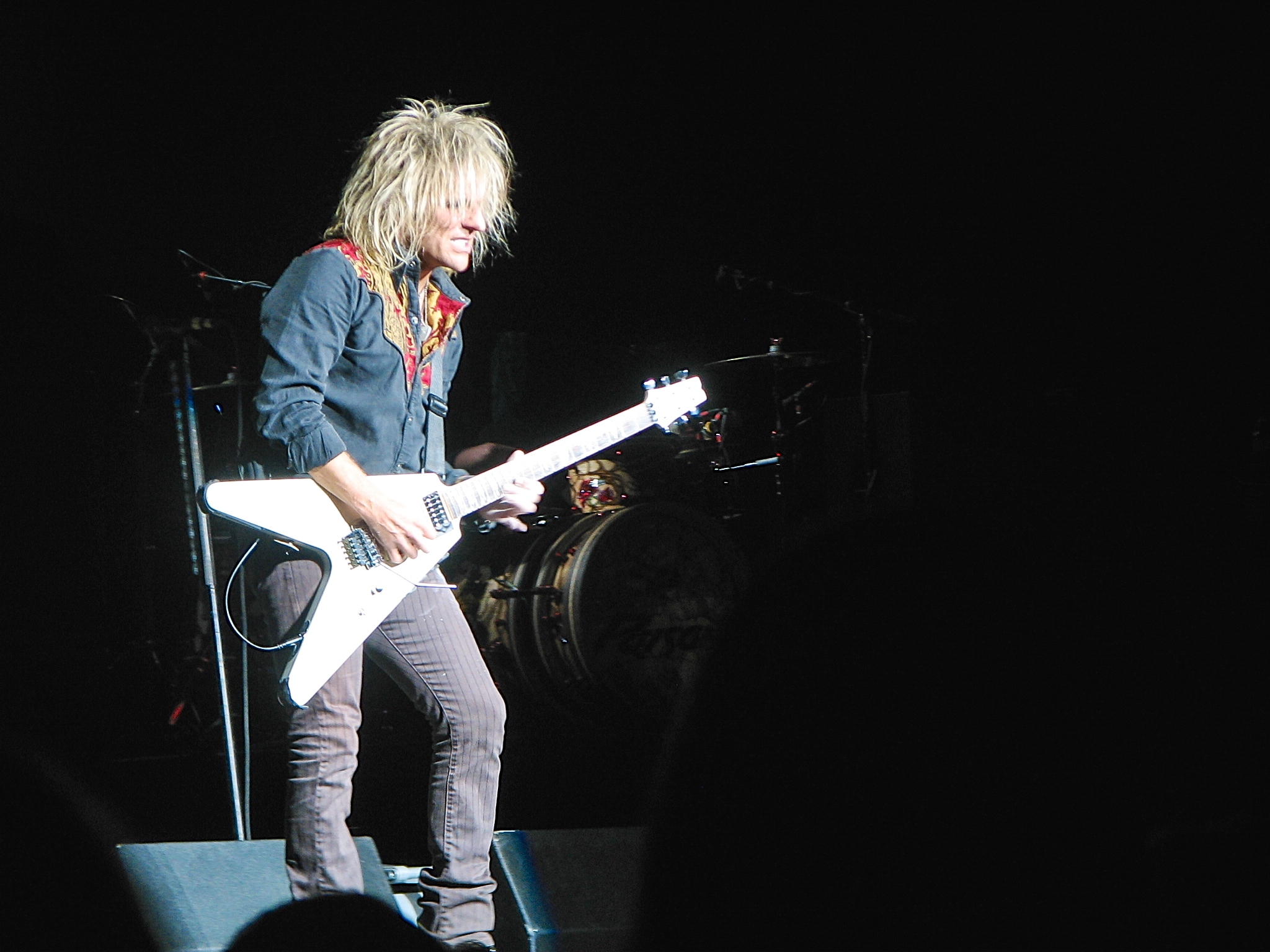 Poison @ White River Amphitheatre. 9-12-09.<br />09/12/2009 @ 20:01<br />Camera: Canon PowerShot S2 IS<br />Lens:  6.0-72.0mm
