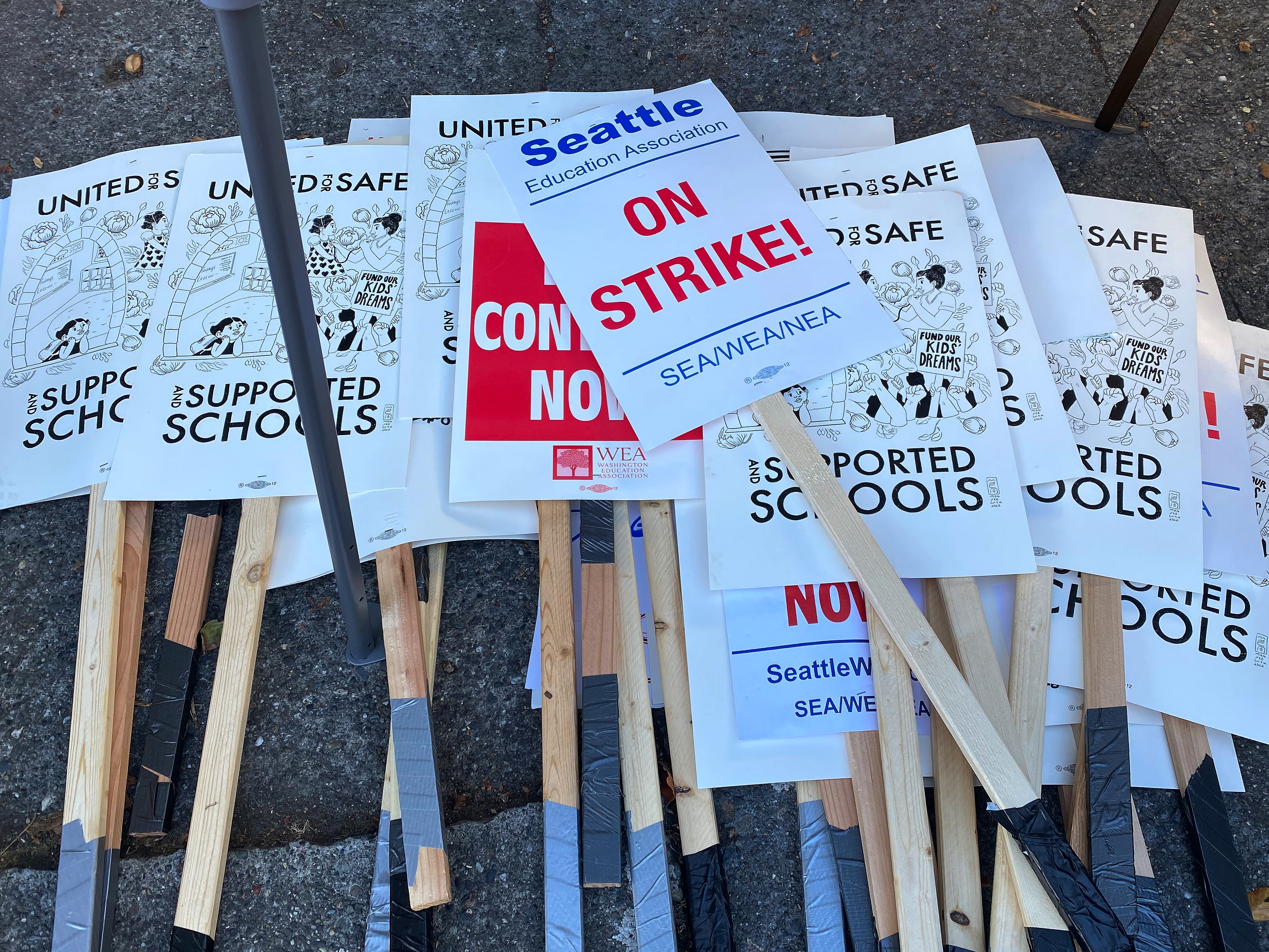 Union's been on strike, he's down on his luck, it's tough.<br />09/08/2022 @ 09:07<br />Camera: iPhone 11 Pro<br />Lens: iPhone 11 Pro back triple camera 4.25mm f/1.8