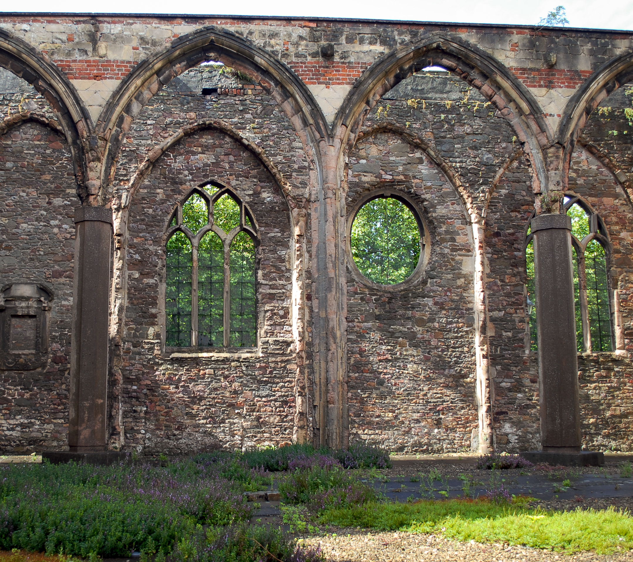 UK ruins. 2009.<br />07/19/2009 @ 07:50<br />Camera: NIKON D200<br />Lens: AF-S DX VR Zoom-Nikkor 18-55mm f/3.5-5.6G