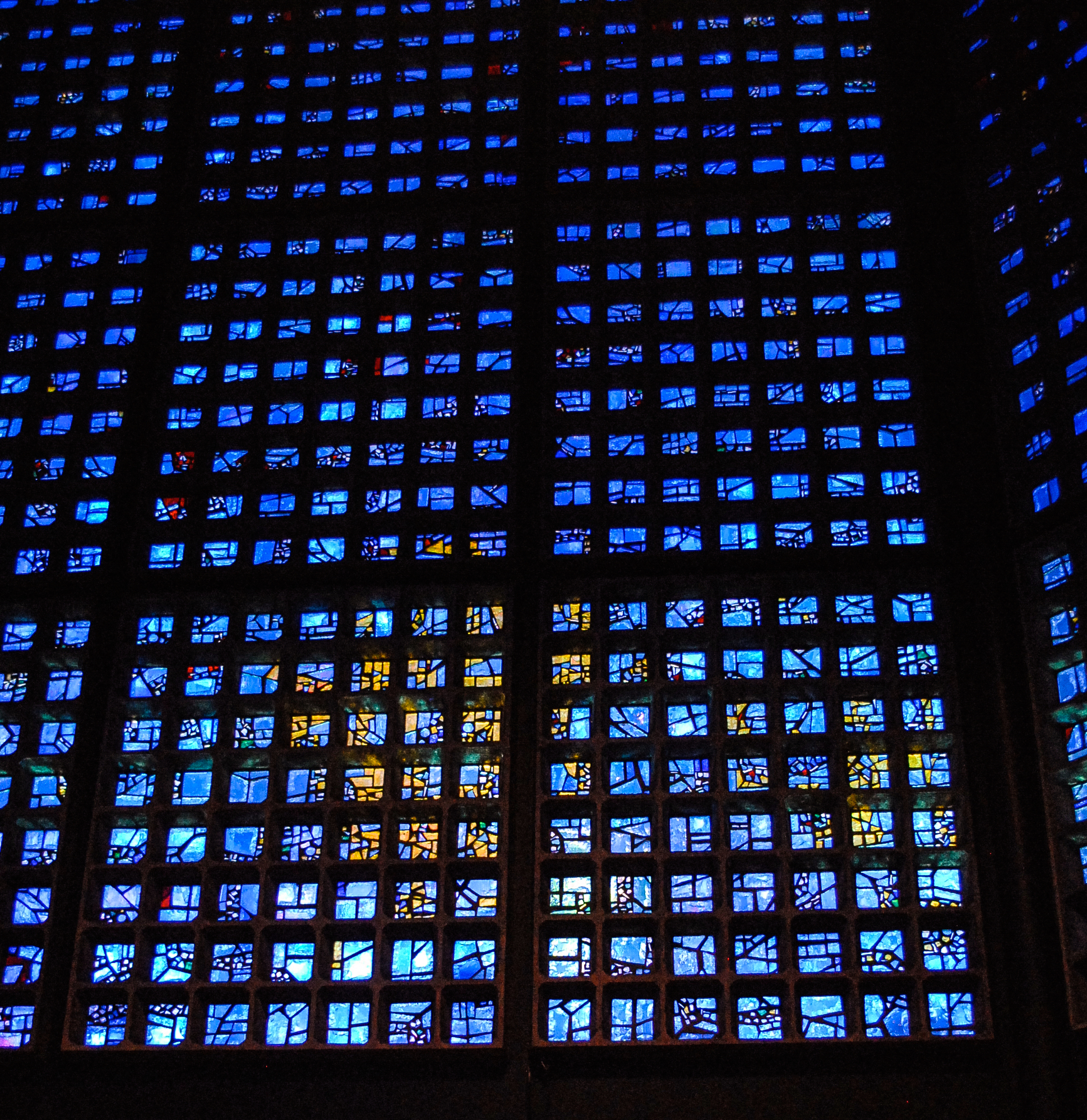 Kaiser Wilhelm Gedächtniskirche, Berlin. 2009.<br />07/24/2009 @ 07:48<br />Camera: NIKON D200<br />Lens: AF-S DX VR Zoom-Nikkor 18-55mm f/3.5-5.6G