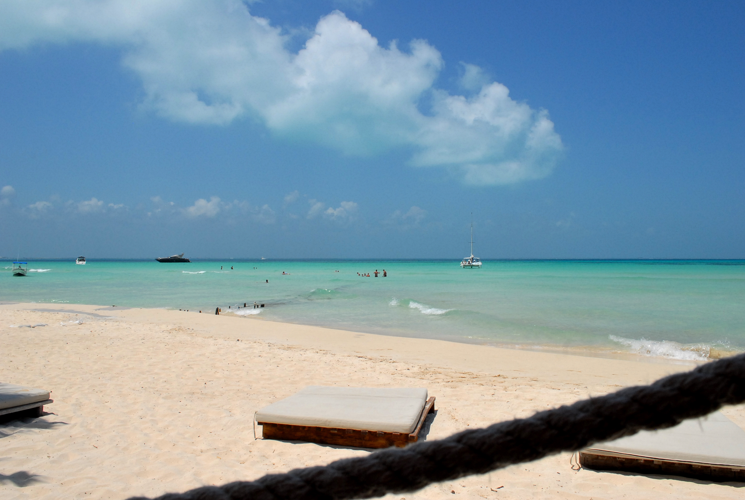 Isla Mujeres, Mexico. 2011.<br />04/06/2011 @ 10:28<br />Camera: NIKON D200<br />Lens: AF-S DX VR Zoom-Nikkor 18-55mm f/3.5-5.6G